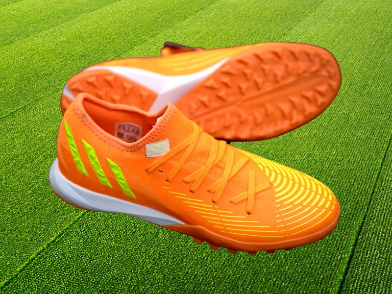 Giày Adidas đá bóng cỏ nhân tạo